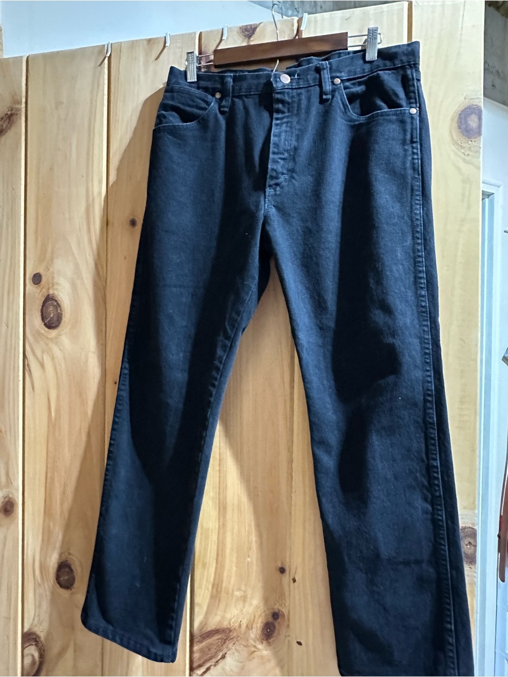 Men's Wrangler Black Straight-Leg Jeans - Classic Everyday Denim